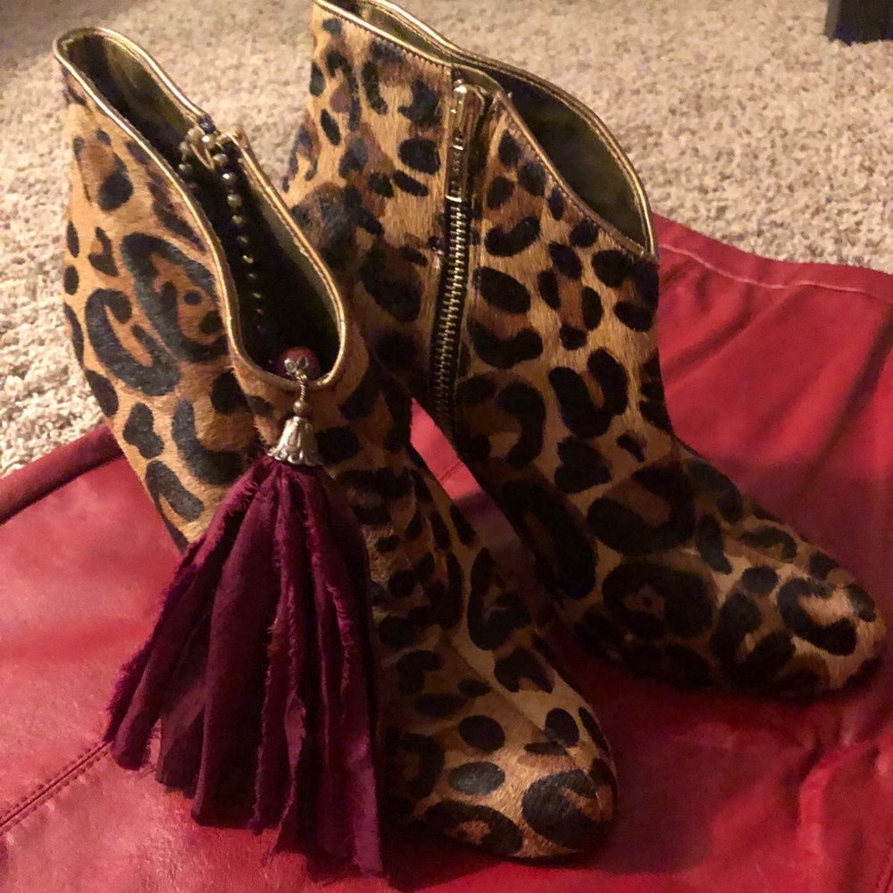 Size 9 Jessica Simpson leopard booties..